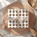 Hoja De Papel De Regalo Patrón de punto de la polilla de oro de lujo<br><div class="desc">Con un lujoso patrón de puntos de polka dorados en un impecable fondo blanco,  este diseño es perfecto para cualquier ocasión. Ideal para bodas,  duchas de novias,  aniversarios y cumpleaños,  le da un toque elegante a sus celebraciones.</div>