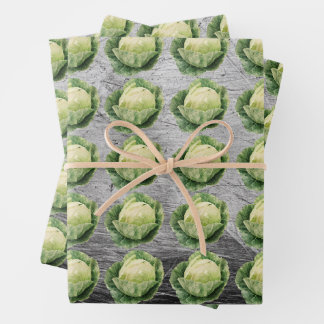 Hoja De Papel De Regalo Patrón de repollo verde fresco sobre metal rústico
