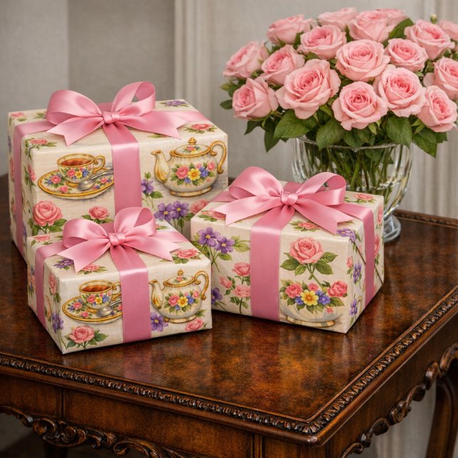 Hoja De Papel De Regalo Patrón de Tetera de Té de Época (Vintage teapot gift wrap with pink roses and ribbon on Chippendale table beside rose bouquet)