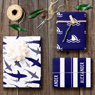 Hoja De Papel De Regalo Patrón de tiburón azul y blanco con nombre Boy
