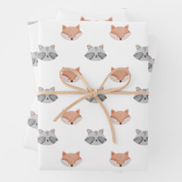 Hoja De Papel De Regalo Patrón de zorro y mapache. Animales de bosque