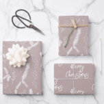 Hoja De Papel De Regalo Patrón Rubor de Merry Christmas Pine Berries<br><div class="desc">El patrón de navidades presenta hojas botánicas de pino y baya.</div>