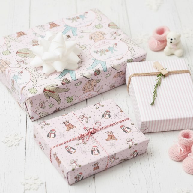 Hoja De Papel De Regalo Pequeño Pajamas de Invierno de Navidad (Baby Girl 1st Christmas Wrapping Paper Pastel Pink. Cute Winter Xmas PJ's, Stuffed Animals, Stripes)