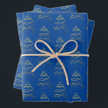 Hoja De Papel De Regalo Resumen Sparkling Gold, Blue Christmas Tree<br><div class="desc">Este dibujo bonito y abstracto de un árbol de Navidad en Relieve metalizado brillante de oro simulado es una expresión elegante de las vacaciones en estas hermosas sábanas de papel envuelto. El diseño es sencillo: una espiral brillante de oro sobre un fondo azul profundo, en forma de pino, con estrellas...</div>