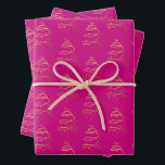 Hoja De Papel De Regalo Resumen Sparkling Gold, Magenta Christmas Tree<br><div class="desc">Este dibujo bonito y abstracto de un árbol de Navidad en Relieve metalizado brillante de oro simulado es una expresión elegante de las vacaciones en estas hermosas sábanas de papel envuelto. El diseño es sencillo, con una brillante y espiral de oro sobre un fondo magenta de moda y dramático, en...</div>