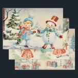 Hoja De Papel De Regalo Retro Vintage Christmas Trio Style G<br><div class="desc">El efecto general de este papel de envolver de Navidades vintage y retro es de nostalgia, calidez y actualidad. Al envolver sus regalos, no puede evitar sentirse transportado a una época pasada, donde las vacaciones se celebraban con simple alegría y elegancia clásica. Es la elección perfecta para añadir un toque...</div>