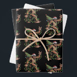 Hoja De Papel De Regalo Santa Bigfoot Christmas Tree Xmas Light Sasquatch<br><div class="desc">Santa Bigfoot El árbol de navidad ilumina curiosamente Santa Bigfoot El árbol de navidad navideño se ilumina de manera divertida</div>