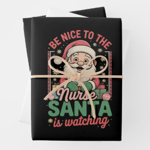 Hoja De Papel De Regalo Sé Amable Con La Enfermera Santa Está Observando N