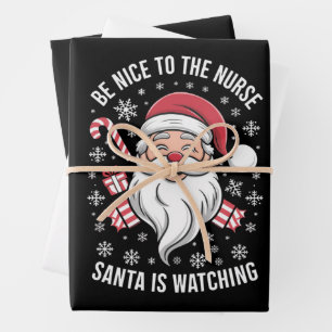Hoja De Papel De Regalo Sé Bueno Con La Enfermera Santa Está Observando La