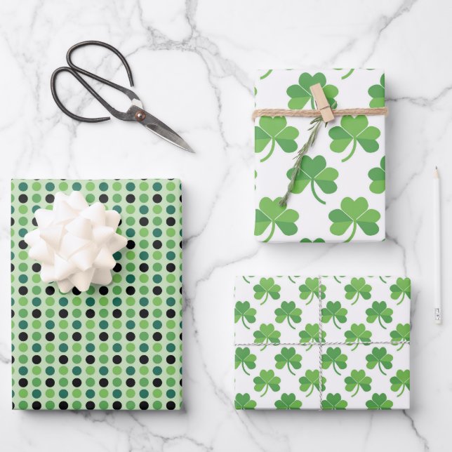 HOJA DE PAPEL DE REGALO SHADES OF GREEN WITH WHITE IRISH SHAMROCKS (Anverso)