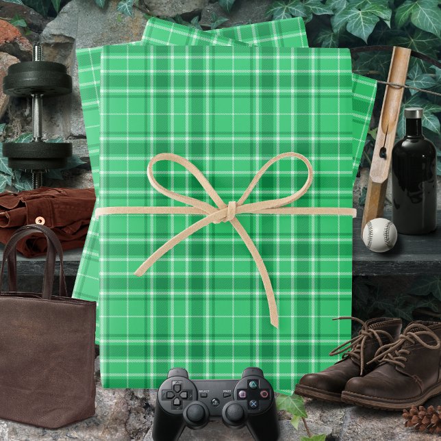 Hoja De Papel De Regalo Tartán - Vibrante verde medio a verde oscuro (Tartan - Vibrant Medium Green to Dark Green Wrapping Paper Sheets by Leapfroglisics Shop)