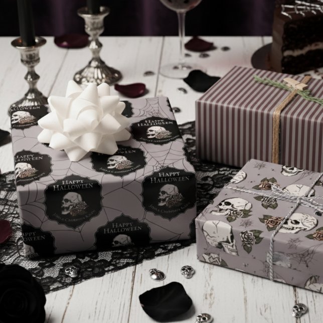 Hoja De Papel De Regalo Taupe gótico Gris Skulls y Stripes Halloween (Gothic Taupe Gift Wrap For Her. Vintage Floral Skulls, Roses Pattern. Halloween October Birthday)