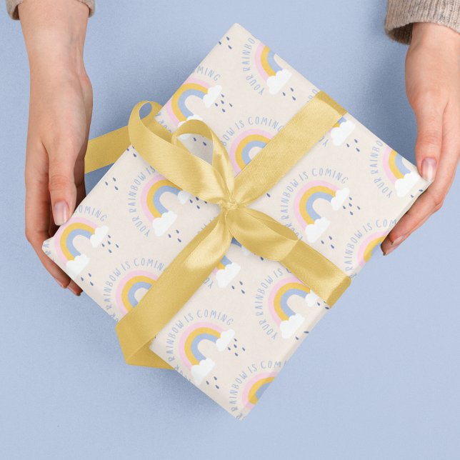 Hoja De Papel De Regalo Tu arcoiris viene con la bolsa de regalo (Empower someone special with these, "Your rainbow is coming" wrapping paper sheets! )