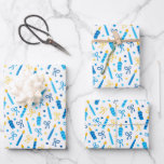 Hoja De Papel De Regalo Velas de Chanukah quemando oro azul blanco<br><div class="desc">Añade un poco de color y brillo vacacional con este divertido diseño de papel de envoltura de Chanukah. Apropiado para niños o adultos, necesidades de envoltura de regalos corporativos o familiares. Hay bolsas de regalo coordinadas, papel tisular y cinta para una completa apariencia de Chanukah, o puedes mezclar y emparejar...</div>