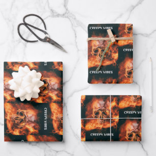 Hoja De Papel De Regalo Vibraciones espeluznantes. Calavera en llamas en e