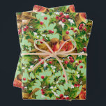 Hoja De Papel De Regalo Vintage Christmas Birds Holly Faux Gold Pattern<br><div class="desc">Este patrón representa a los pájaros sentados en las ramas de holly con nieve y con un contorno y líneas de Relieve metalizado de imitación de oro decorativas sobre un fondo verde. Puede cambiar el color de fondo haciendo clic en el botón "Personalizar" y, a continuación, en la inscripción "Haga...</div>