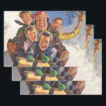Hoja De Papel De Regalo Vintage Christmas, Happy Family Toboggan Sledding<br><div class="desc">Ilustracion de la Vintage. Imagen de feriado navideño con una familia que se divierte durmiendo la montaña en la nieve y jugando el Día del Navidad. El abuelo está en el centro del trineo con una gran sonrisa, flanqueó a mi mamá, papá y los niños. La madre está saludando, el...</div>