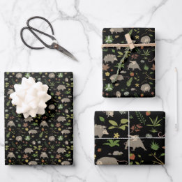 Hoja De Papel De Regalo Zarigüeyas en un Campo de Bayas en Negro
