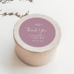 Hoja mínima | Mauve Gracias Por Favor Pegatina<br><div class="desc">Este mínimo de pegatinas en favor de la boda gracias por la maleta de la hoja son perfectos para una recepción bodas boho. El diseño presenta una sencilla silueta de hojas verdes de un romántico color rosa violeta con un minimalista estilo bohemio-jardín. Personalice las etiquetas del pegatina con sus nombres,...</div>