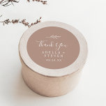 Hoja mínima | Neutral Gracias Por Favor Pegatina<br><div class="desc">Estos mínimos pegatinas neutros de hojas de agradecimiento son perfectos para una recepción bodas bodas boho. El diseño presenta una sencilla silueta de hojas de vegetación en un tono natural de tierra con un estilo bohemio desierto minimalista. Personalice las etiquetas del pegatina con sus nombres, el evento (si procede) y...</div>