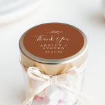 Hoja mínima | Terracota Gracias Pegatina Favor<br><div class="desc">Estos mínimos pegatinas de barro foliar son perfectos para una recepción bodas bodas. El diseño presenta una sencilla silueta de hojas de vegetación en un naranja ardiente y de estilo bohemio minimalista del desierto. Personalice las etiquetas del pegatina con sus nombres, el evento (si procede) y la fecha. Estos pegatinas...</div>