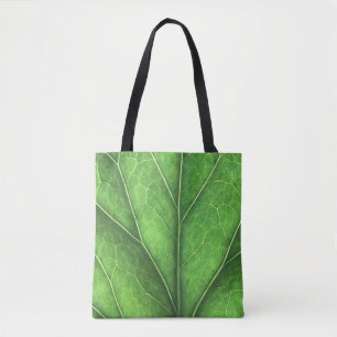 Hoja verde en una bolsa de algodón de mercado