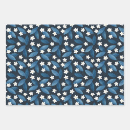 Hojas azules y flores blancas en un fondo oscuro