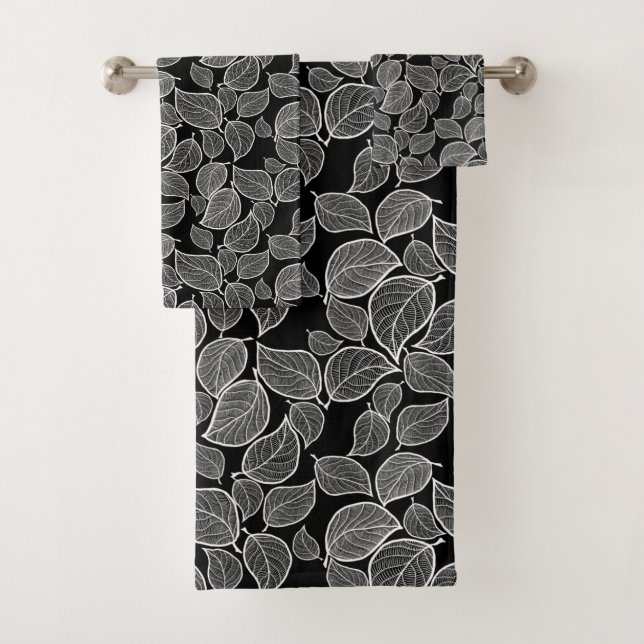 Hojas blancas con toalla negra (In situ)