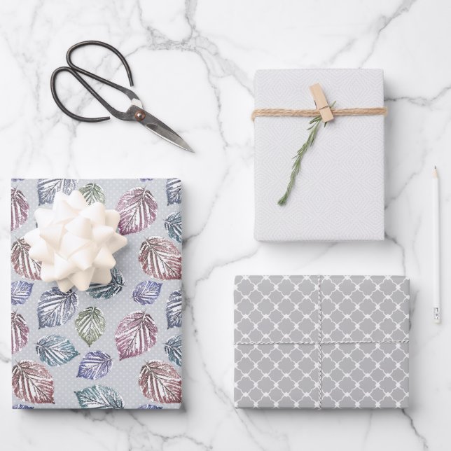 Hojas de apertura sobre fondo gris claro (Anverso)