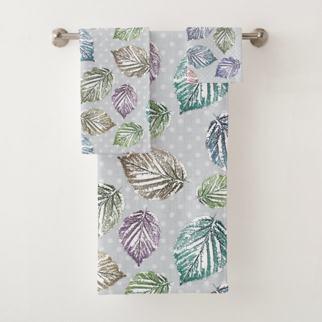 Hojas de apertura sobre fondo gris claro (In situ)