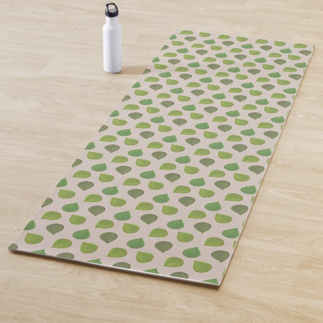 Hojas de árbol de jade en esterilla de yoga beige (In situ)