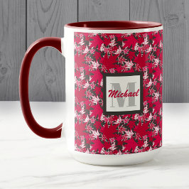 Hojas de arce en una taza de carbón vegetal