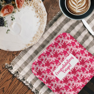 Hojas de arce sobre platos de papel de fondo rosa