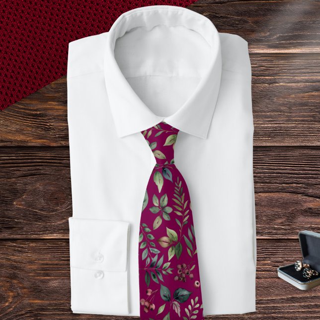 Hojas de invierno y bayas Corbata botánica borgoña (A tie in rich burgundy red with winter botanical pattern of leaves and berries)