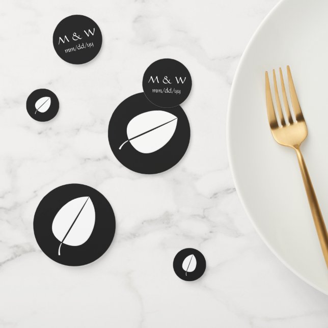 Hojas de otoño en confetti de mesa negra (Grupo)