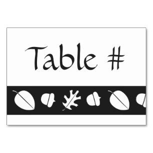 Hojas de otoño en la tarjeta de mesa negra