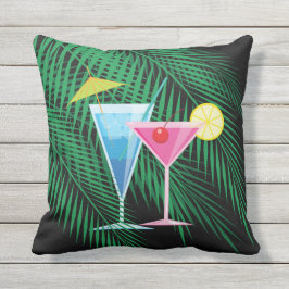 Hojas de palma tropicales y almohada al aire libre
