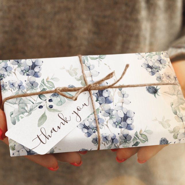 Hojas de papel de envolvimiento de flores azules y (Celebrate someone special with these dusty blue floral wrapping paper sheets! )