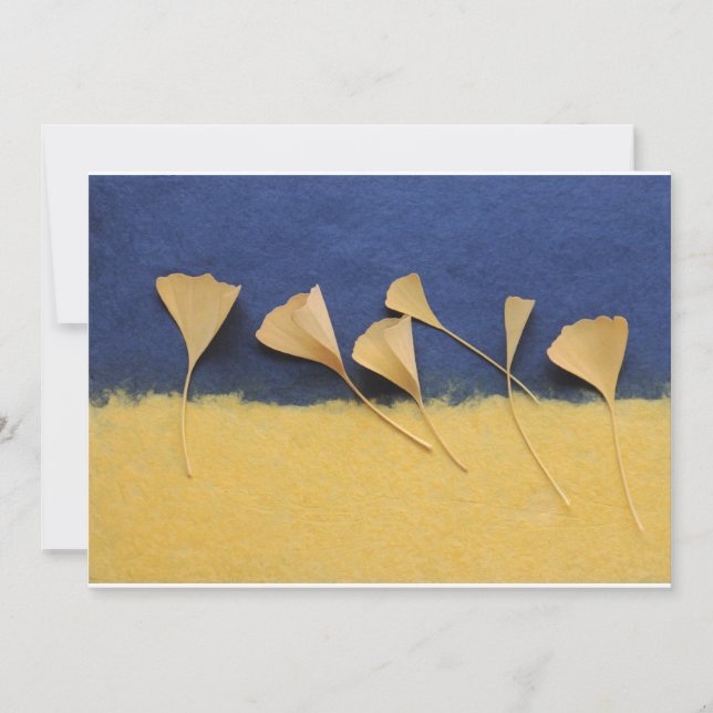 hojas del ginkgo en la invitación del papel hecho (Anverso)