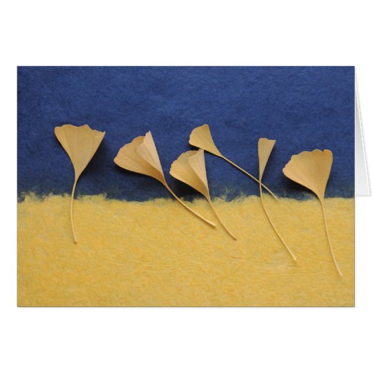 hojas del ginkgo en tarjeta de felicitación del