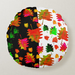 Hojas divertidas color agua tirando almohada