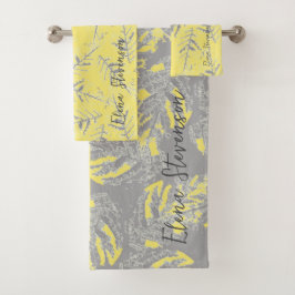 Hojas grises y amarillas en un fondo rayado.