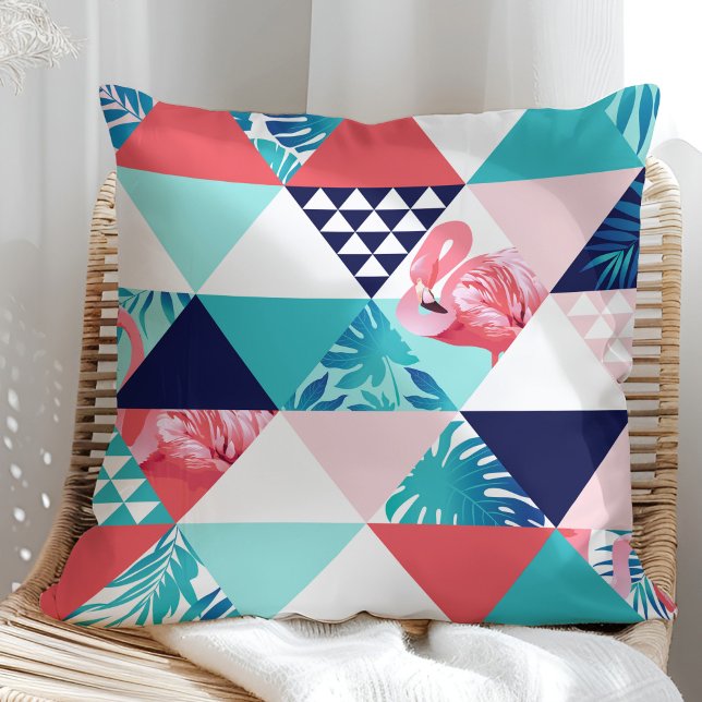 Hojas tropicales modernas con almohada de flamenco (Modern Tropical Leaves with Pink Flamingo Pillow in a sunny rattan armchair.)