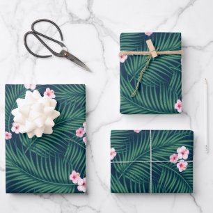 Hojas tropicales verdes con flores de hibiscus