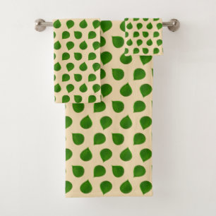 Hojas verdes de árbol de jade sobre beige dorado