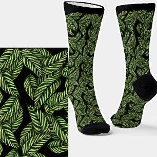 Hojas verdes en calcetines negros