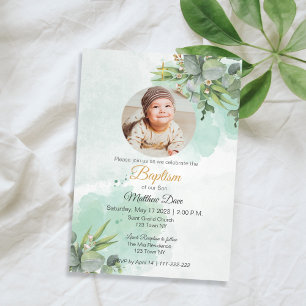 Hojas verdes naturales con invitación al bautismo 