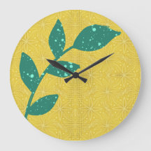 Hojas verdes salpicadas en el reloj amarillo de pa