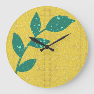 Hojas verdes salpicadas en el reloj amarillo de pa