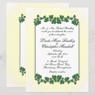 Hojas verdes y la invitación a la boda con crema a
